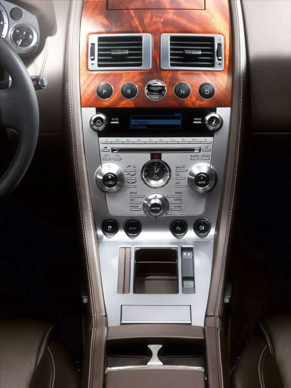 Aston Martin DB9 интериор.